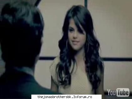 Burning up - in el apare si selena gomez - Poze din videoclipuri