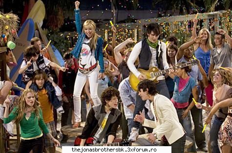 JB pe scena - ei bine nu sunt chiar po scena dar... sunt - Jonas Bothers