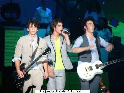 JB pe scena - lav - Jonas Bothers